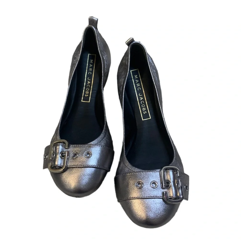 Marc Jacobs Silver Dolly Leather Buckled Ballerina Flats Sz 38 ( Sz 7 ) Like New - Picture 1 of 7